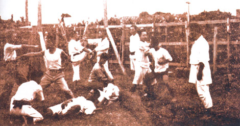 Chojun Miyagi, fondatorul stilului Goju Ryu (pe fotografie primul din dreapta) urmărește practica hojo undo a elevilor săi. E important să menționăm că a treia persoană din drepta este Kenwa Mabuni, fondatorul școlii de karate Shito Ryu.