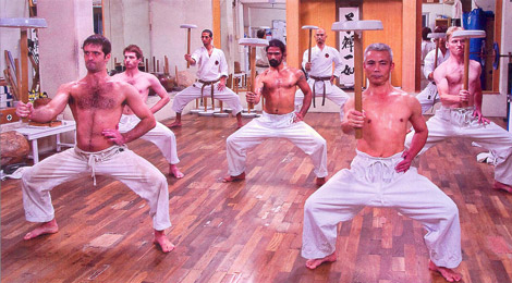 Antrenamentul cu chi-shi la dojo-ul  lui Sensei Higaonna, Tsuboya, Okinawa, noiembrie 2009.
