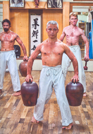 Training with nigiri game. Note the feet gripping the floor. Photo CFA staff.